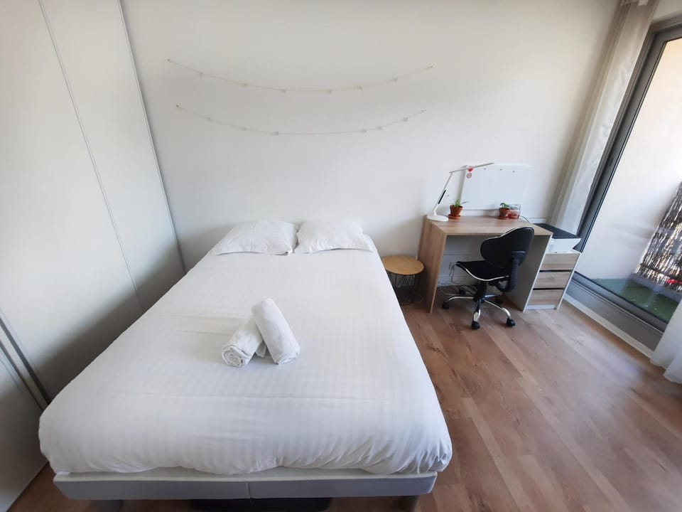 Photo of the whole room, Bedroom