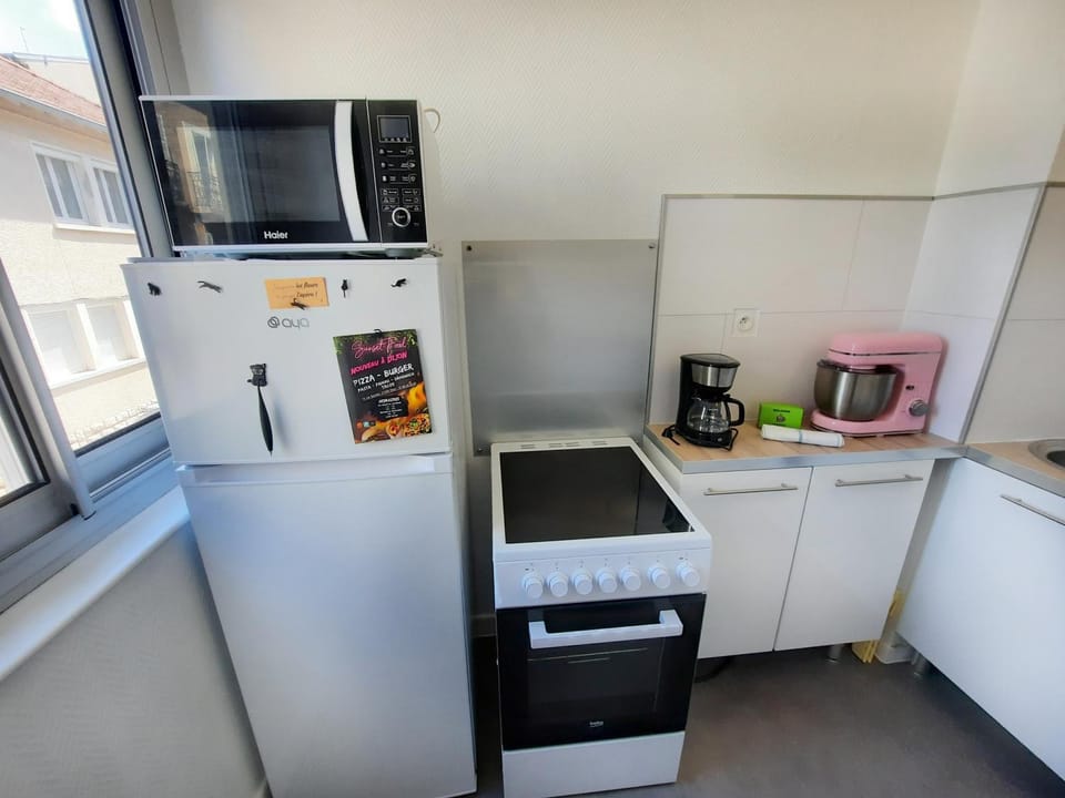 Kitchen or kitchenette, oven