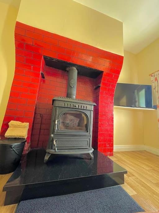 Living room, fireplace