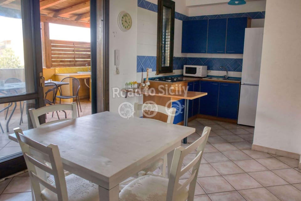 Kitchen or kitchenette, Dining area, oven