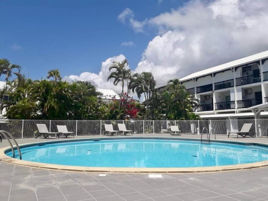 Swimming pool, sunbed