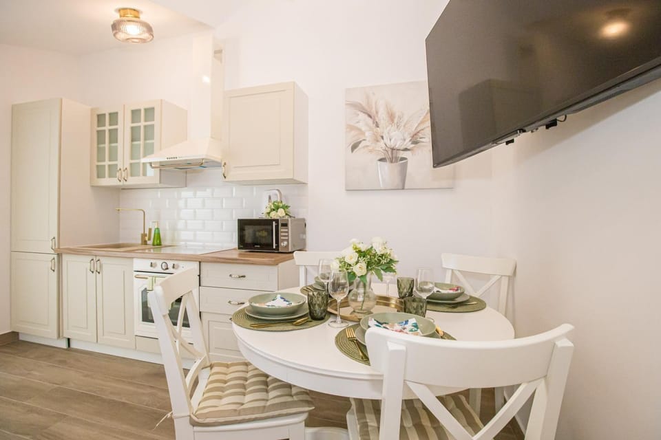 TV and multimedia, Kitchen or kitchenette, Dining area, oven, stove