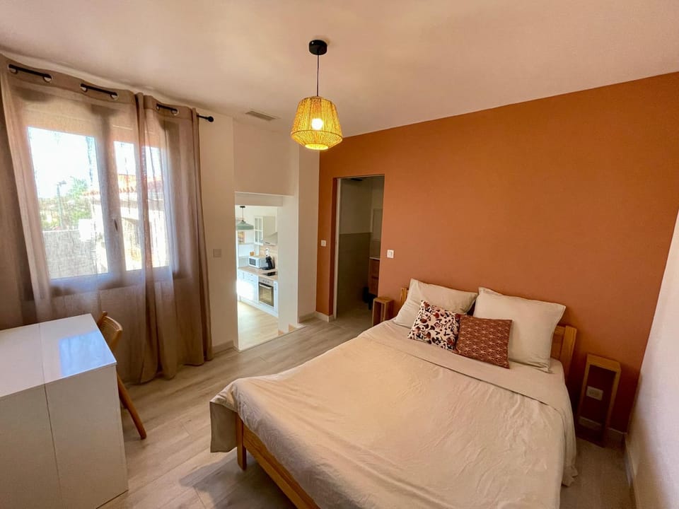 Photo of the whole room, Bedroom