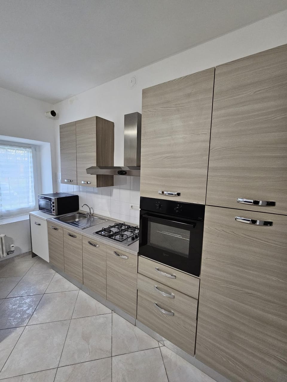 Kitchen or kitchenette, dishwasher, stove