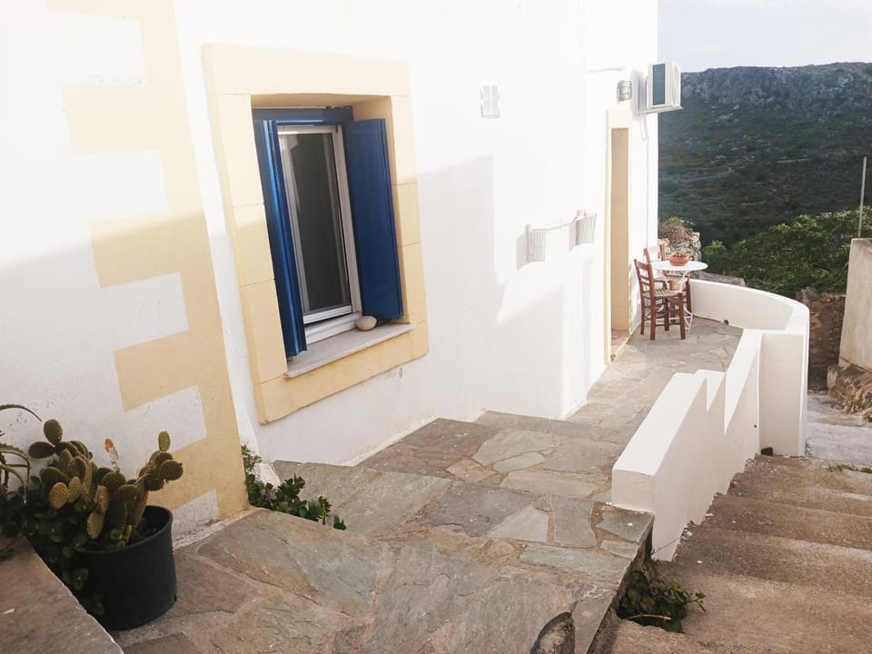 Property building, Balcony/Terrace, Mountain view, Area and facilities