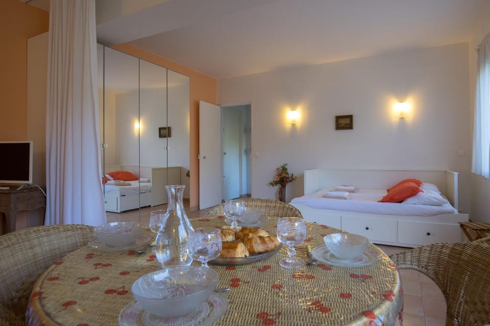 Bed, Dining area