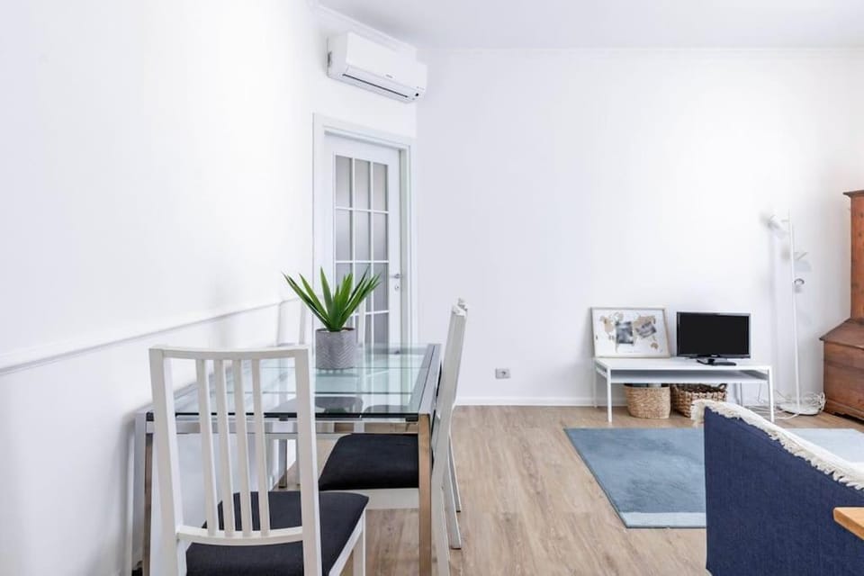Living room, Seating area, Dining area, air conditioner