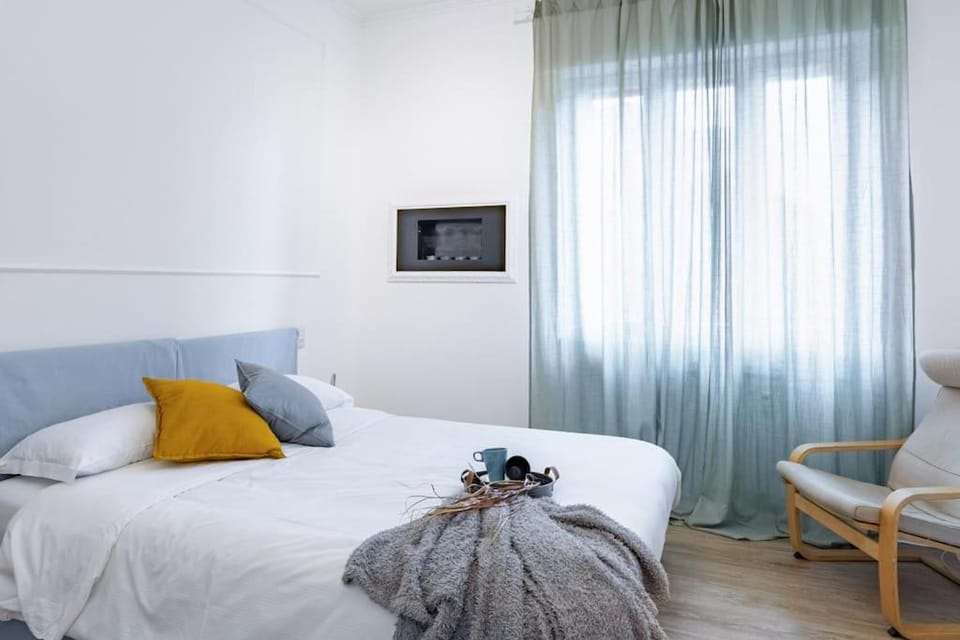 Bed, TV and multimedia, Photo of the whole room, Bedroom, towels