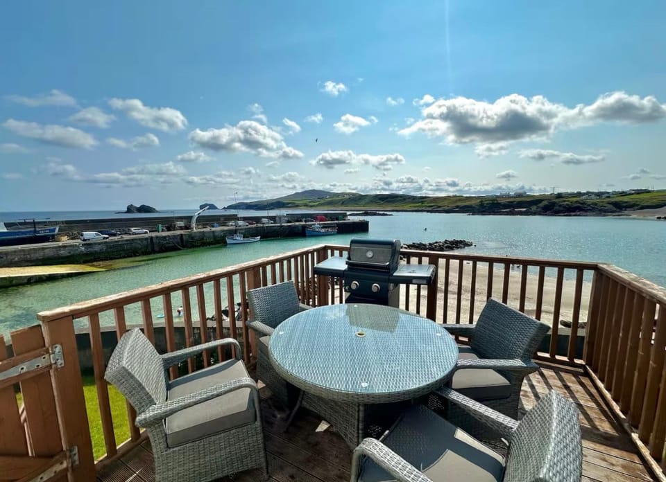 View (from property/room), Balcony/Terrace, Seating area, Sea view