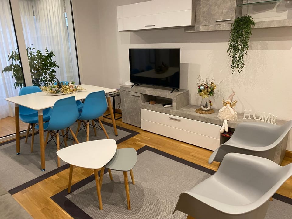 Communal lounge/ TV room, TV and multimedia, Living room, Seating area, Dining area, Evening entertainment
