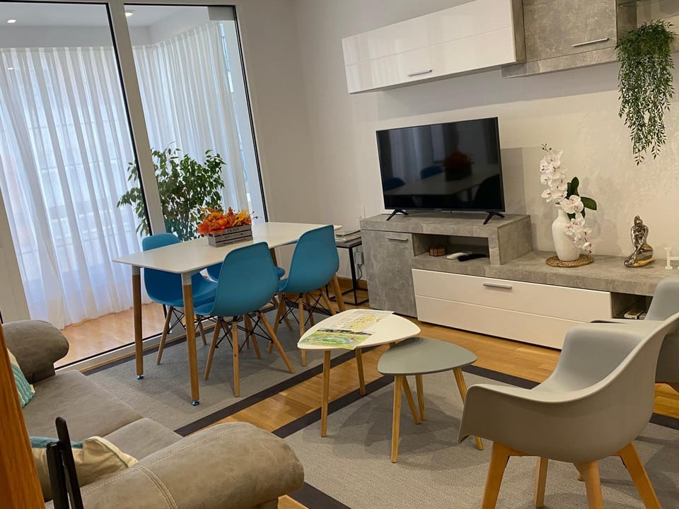 Communal lounge/ TV room, TV and multimedia, Living room, Seating area, Dining area, Evening entertainment