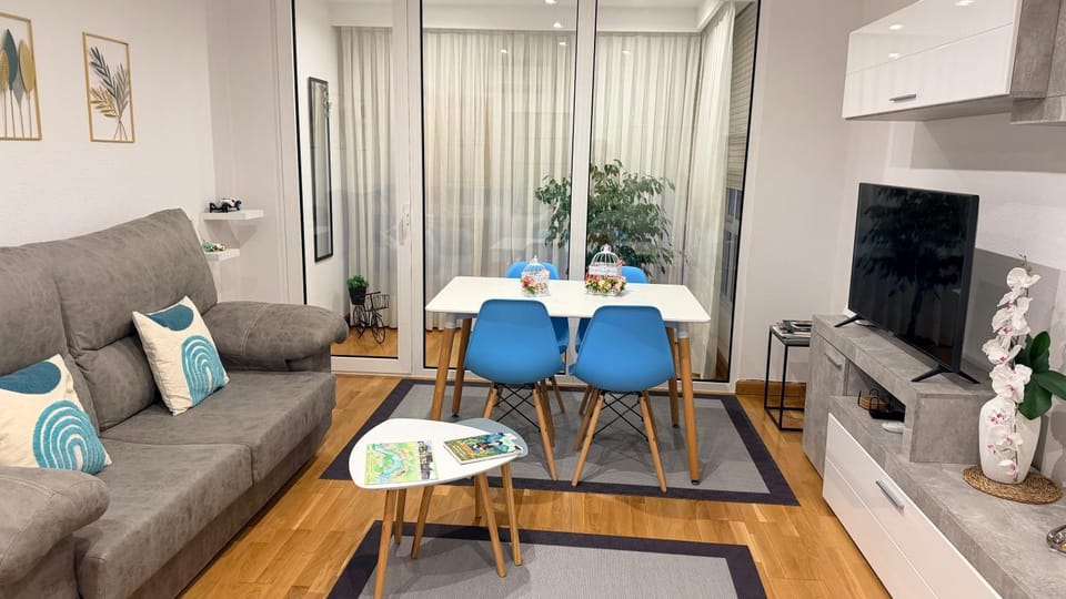 TV and multimedia, Living room, Seating area, Dining area