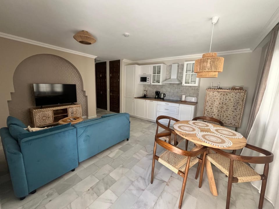 TV and multimedia, Kitchen or kitchenette, Seating area, Dining area