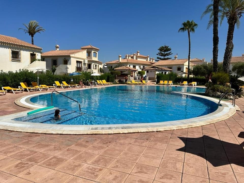 Property building, Swimming pool, sunbed