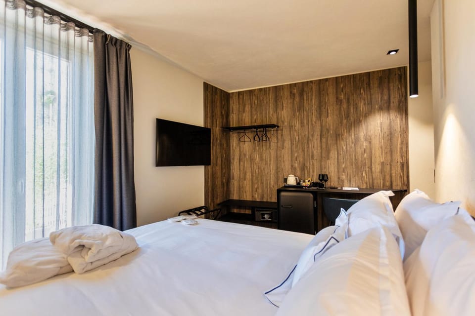 Bed, TV and multimedia, Coffee/tea facilities, View (from property/room), Photo of the whole room, Bedroom, furniture, locker, safe, towels, air conditioner, air conditioner