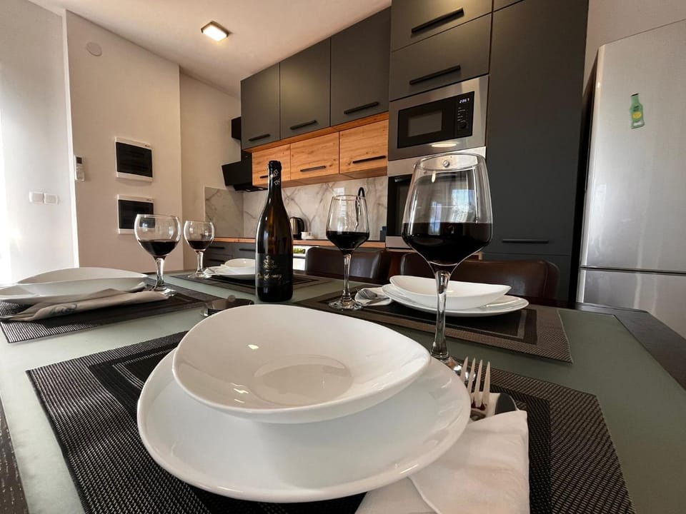 Kitchen or kitchenette, Dining area