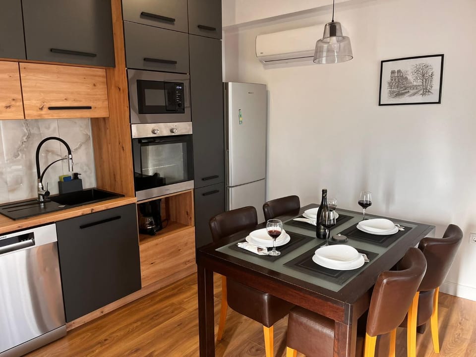 Kitchen or kitchenette, Dining area
