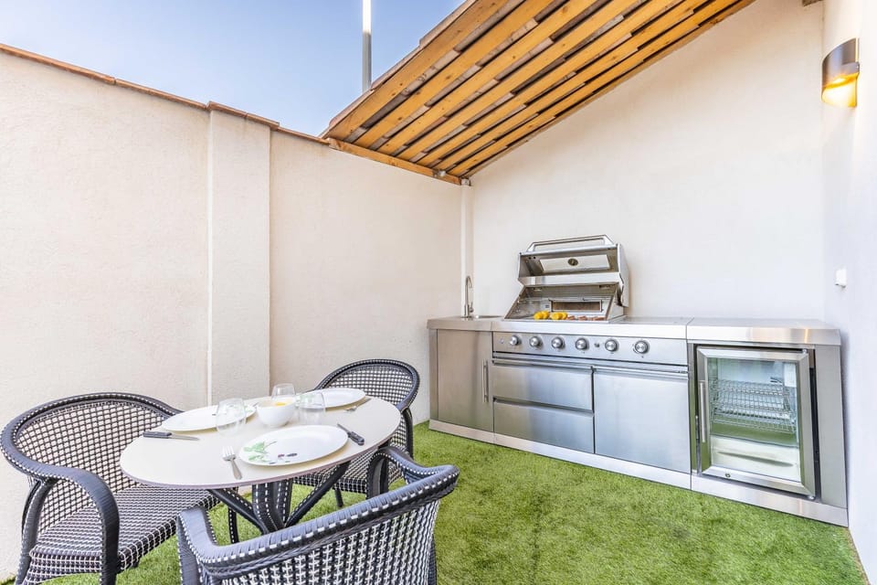 BBQ facilities, Kitchen or kitchenette, Dining area, minibar, oven, pet friendly, stove
