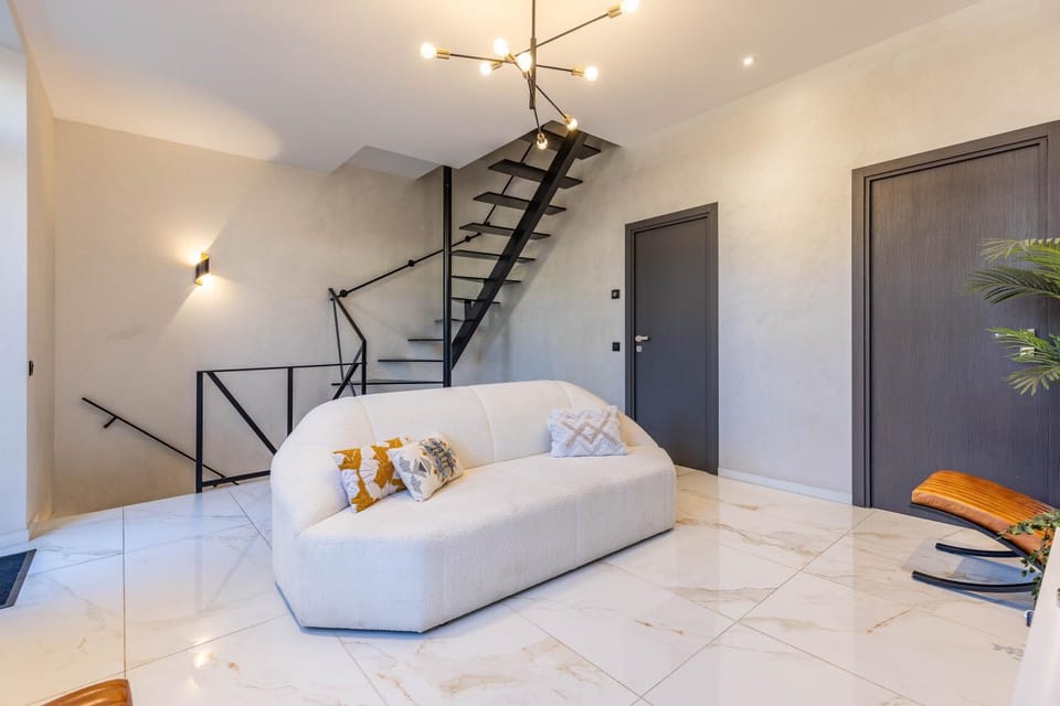 Bed, Living room, Photo of the whole room, Seating area, Bedroom