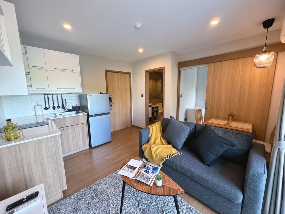Kitchen or kitchenette, Living room, Seating area, Dining area
