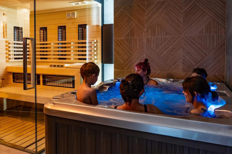 Hot Tub, Sauna