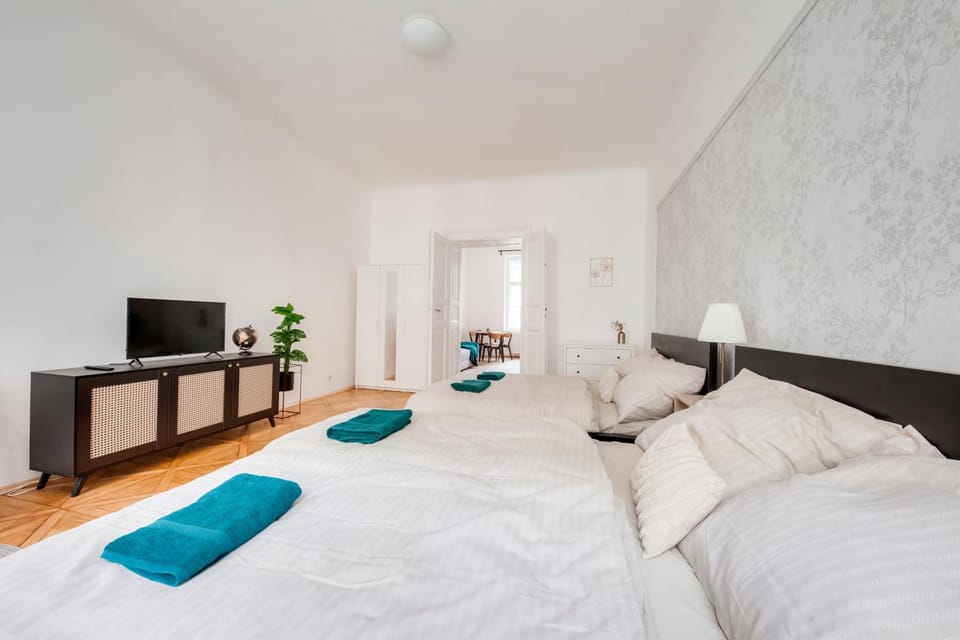 Bed, TV and multimedia, wardrobe