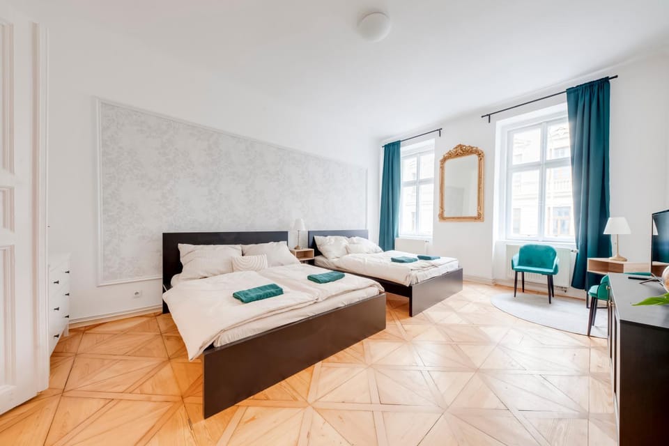 Bed, Seating area