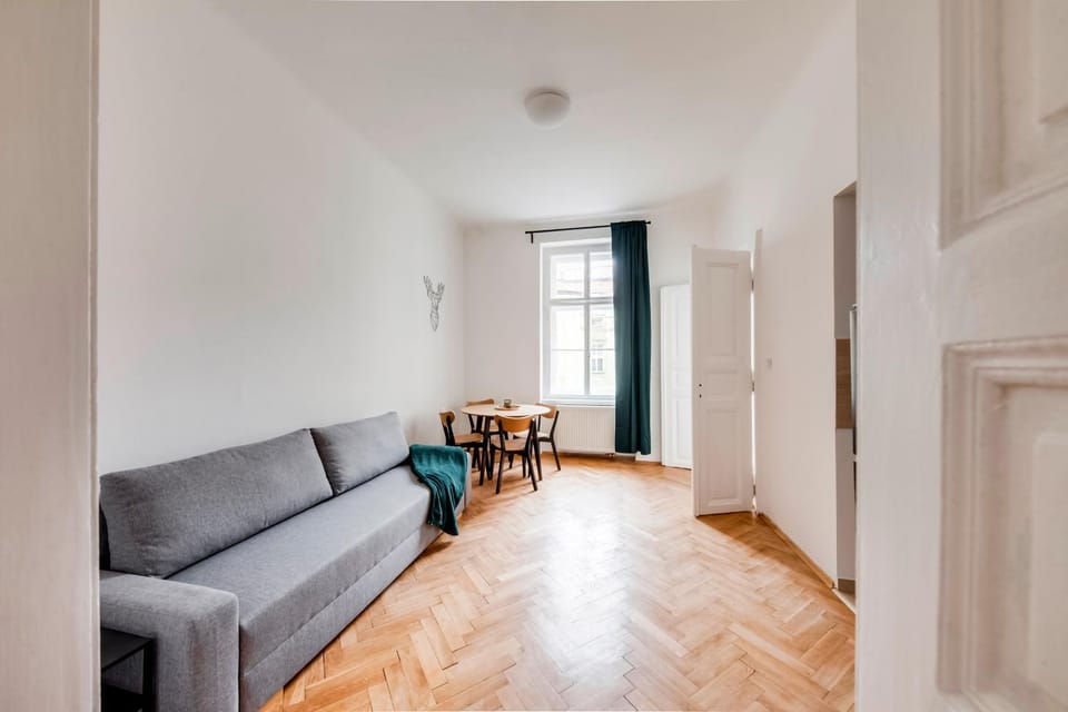 Bed, Seating area, Dining area