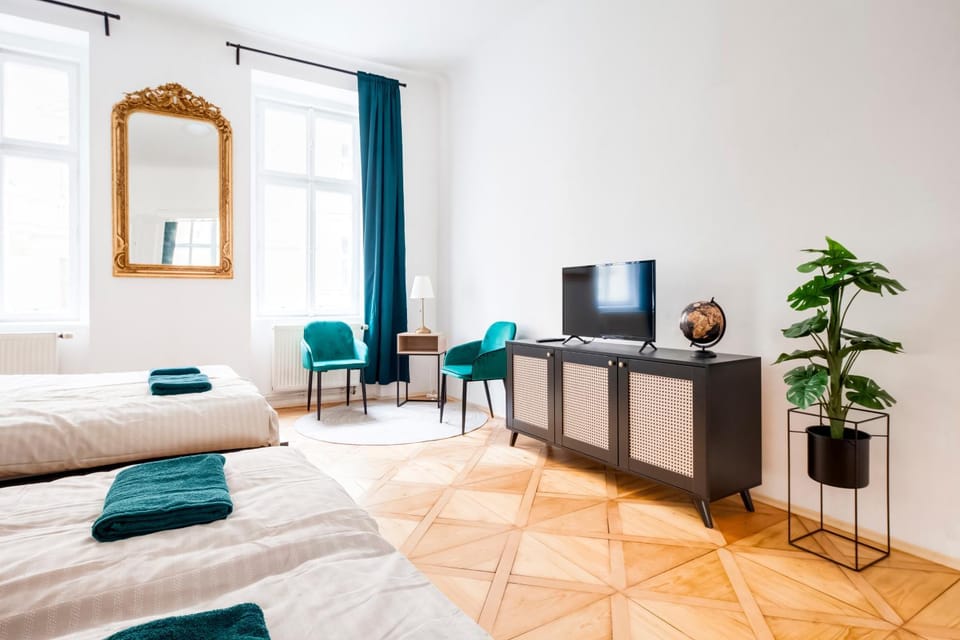 Bed, TV and multimedia, Seating area