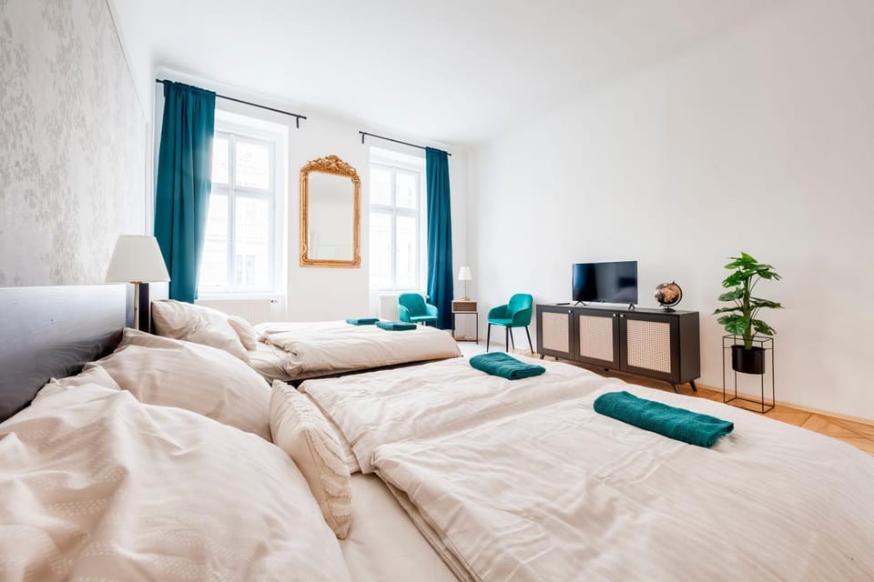 Bed, TV and multimedia, Seating area