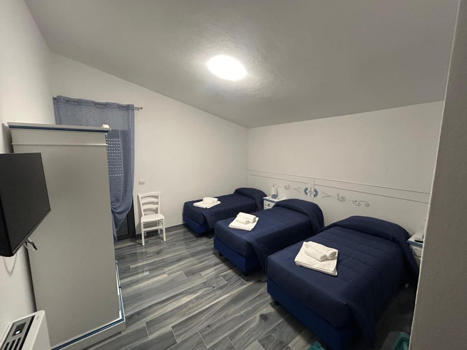 Bed, TV and multimedia, Photo of the whole room, Bedroom, towels