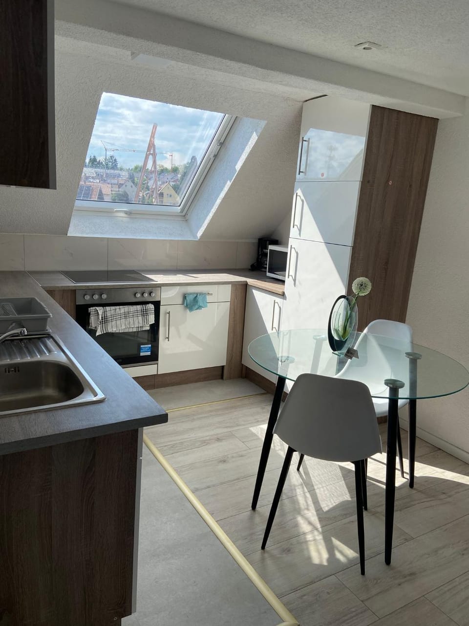 Kitchen or kitchenette, Dining area, stove