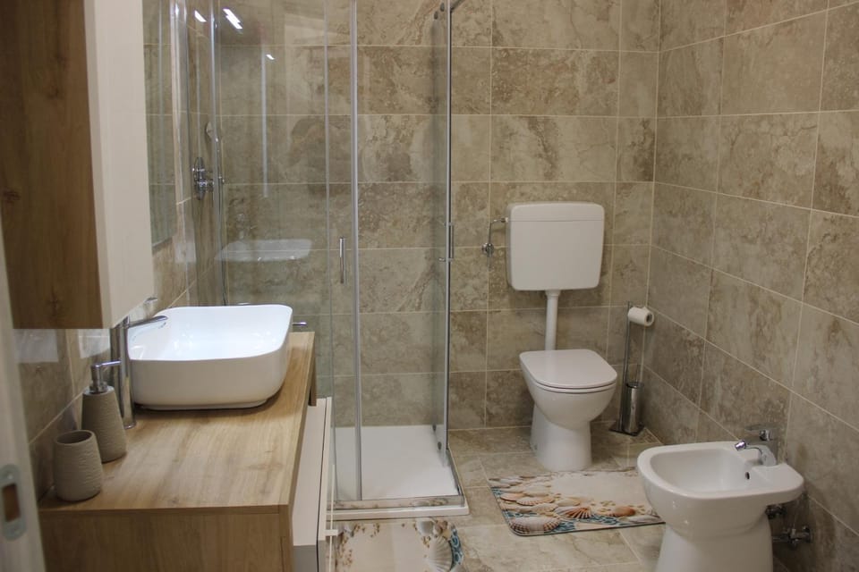 Shower, Toilet, Bathroom, Bath, bidet, towels