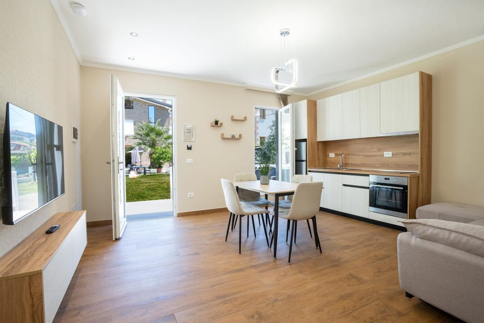TV and multimedia, Kitchen or kitchenette, Living room, Seating area, Dining area, minibar, oven, pet friendly, stove