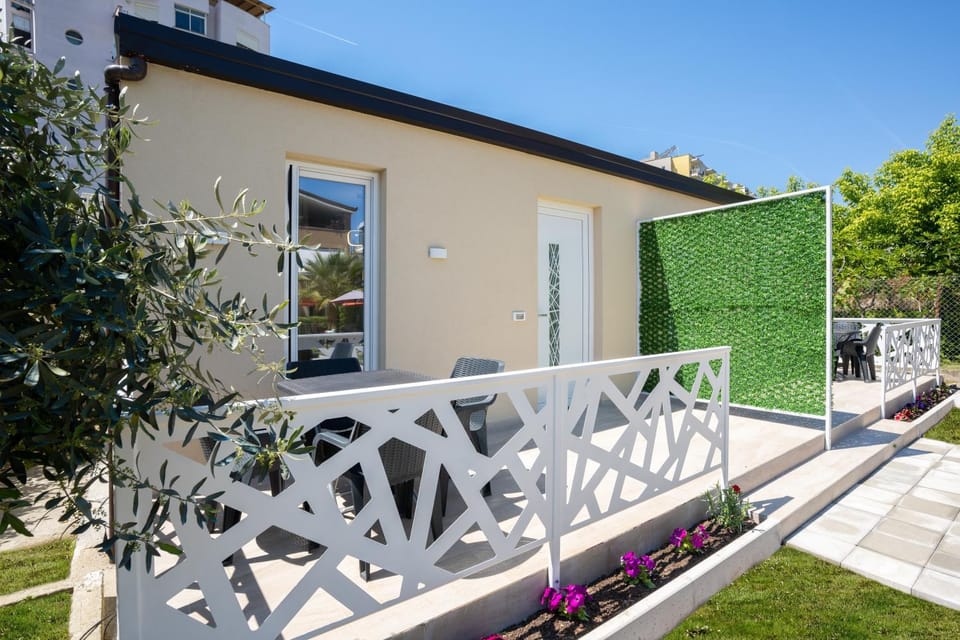 Property building, Spring, Day, Garden, Garden view