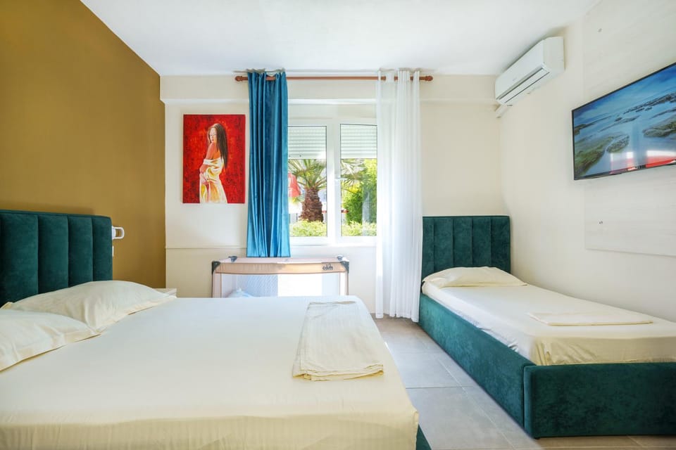 Bed, TV and multimedia, Photo of the whole room, Bedroom, towels, air conditioner