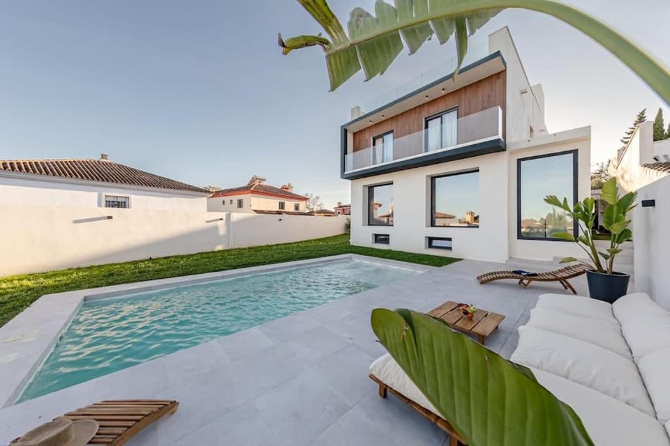 Property building, Day, Garden, Balcony/Terrace, Garden view, Pool view, Swimming pool, sunbed