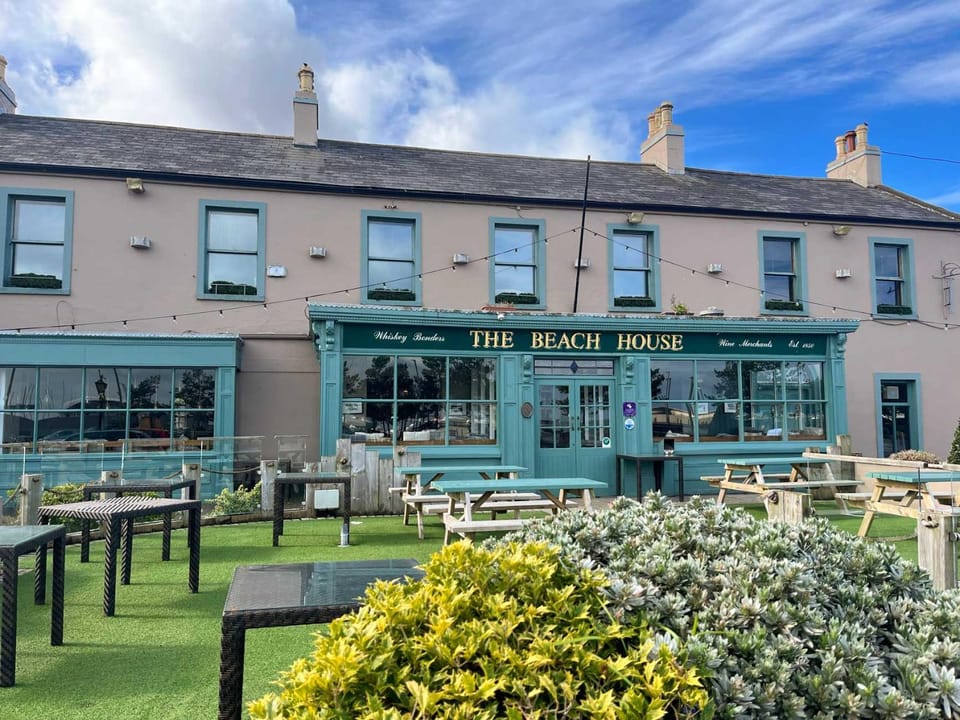 Property building, Restaurant/places to eat, Restaurant/places to eat, Lounge or bar, Location