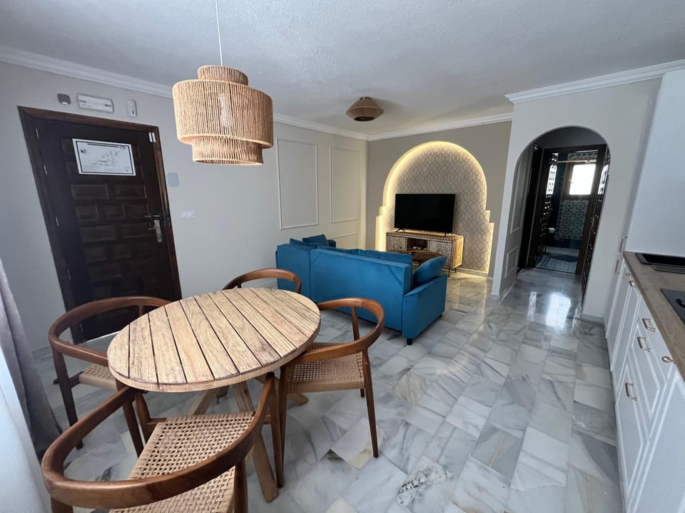 Kitchen or kitchenette, Living room, Seating area, Dining area