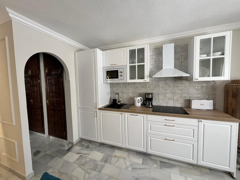 Coffee/tea facilities, Kitchen or kitchenette, dishwasher, stove, toaster