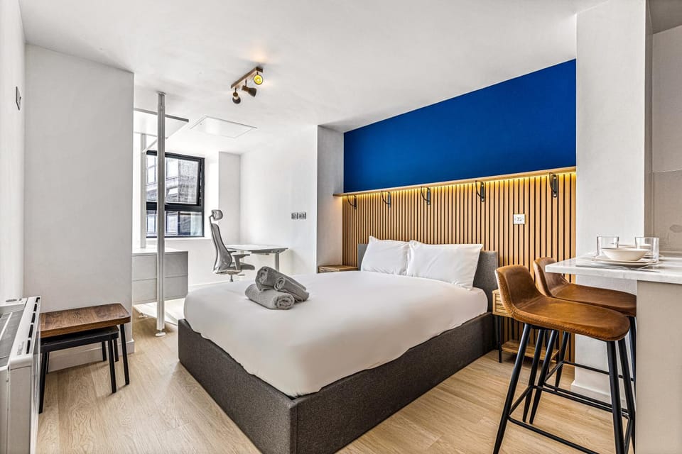Bed, Dining area, Bedroom