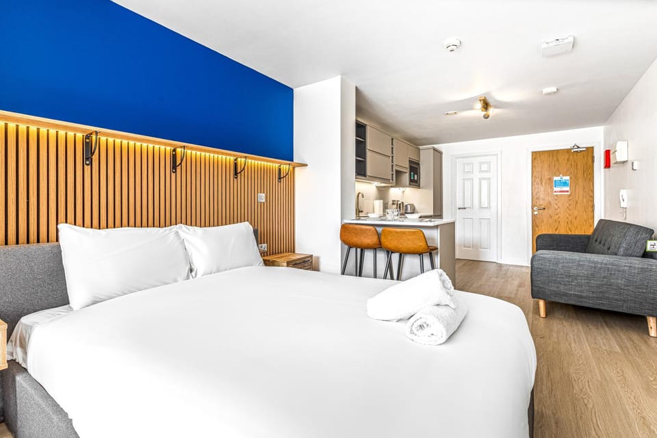Bed, Kitchen or kitchenette, Living room, Photo of the whole room, Seating area, Dining area, Bedroom, towels