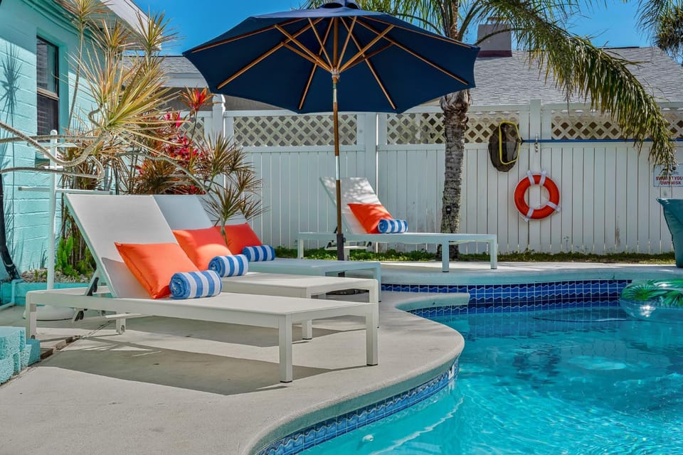 Swimming pool, sunbed