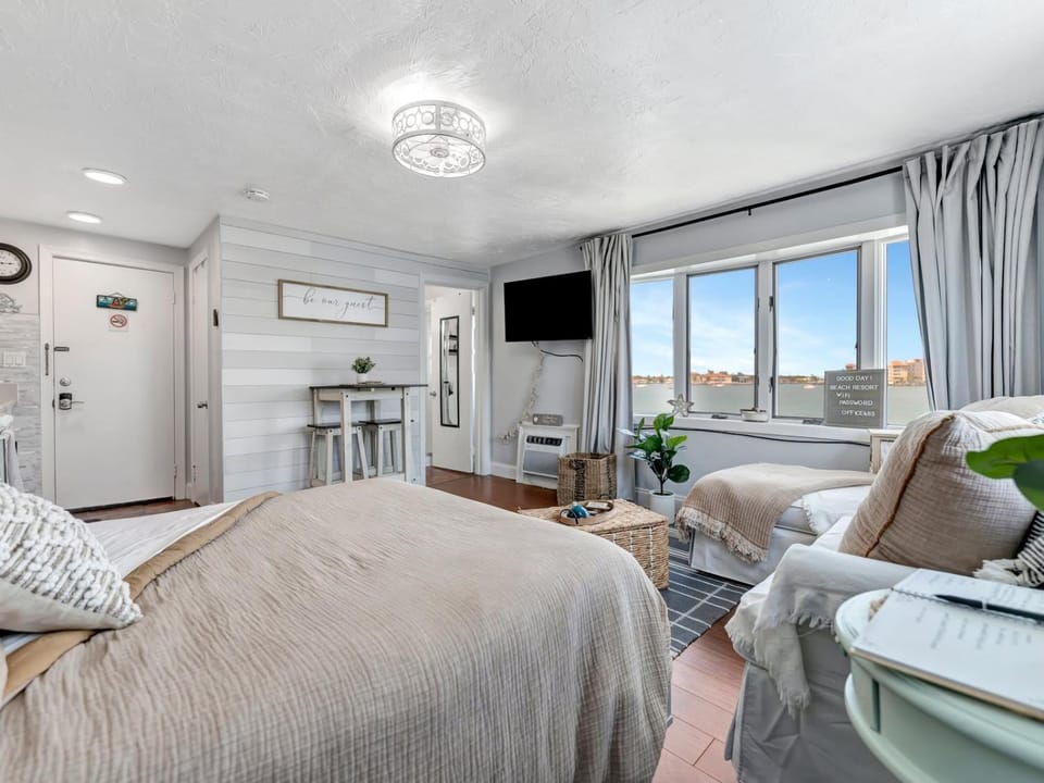 The Boho Waterview w Balcony BBQ & Heated Pool Apartment in Clearwater Beach