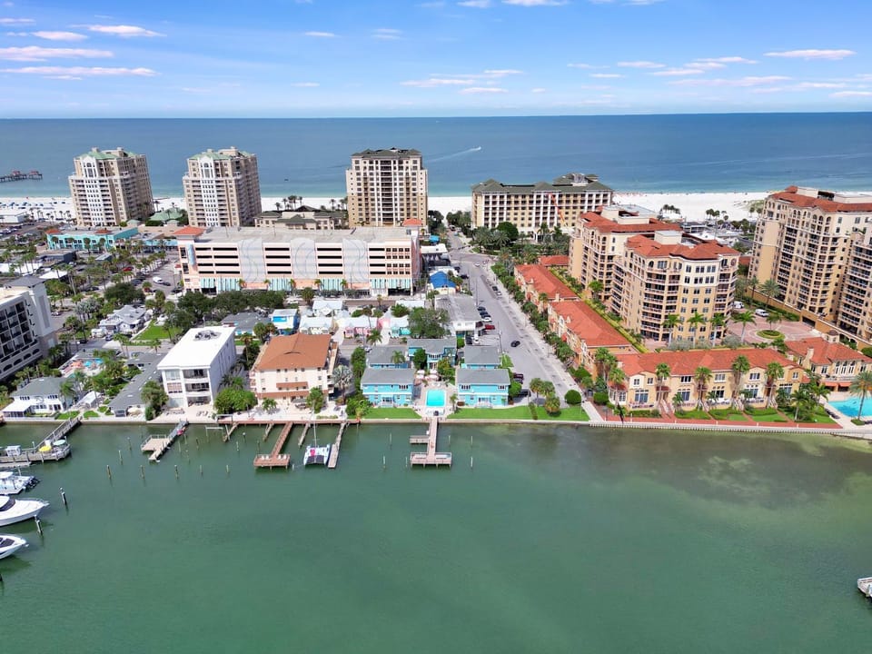 The Boho Waterview w Balcony BBQ & Heated Pool Apartment in Clearwater Beach