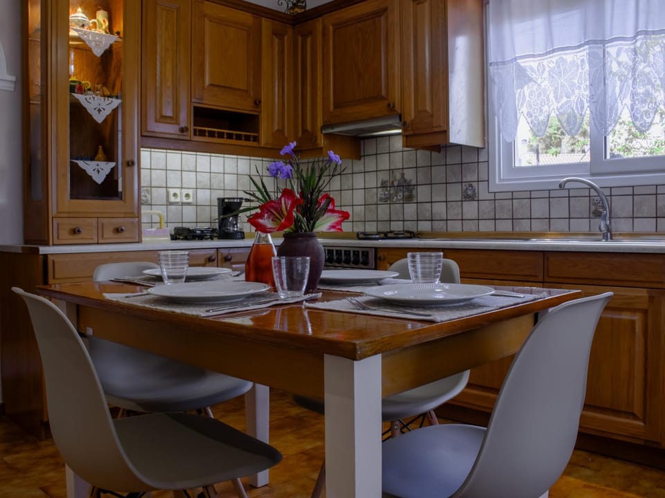 Kitchen or kitchenette, Dining area, stove