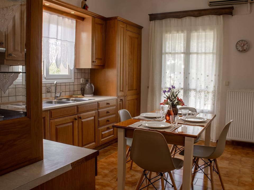 Kitchen or kitchenette, Dining area, stove
