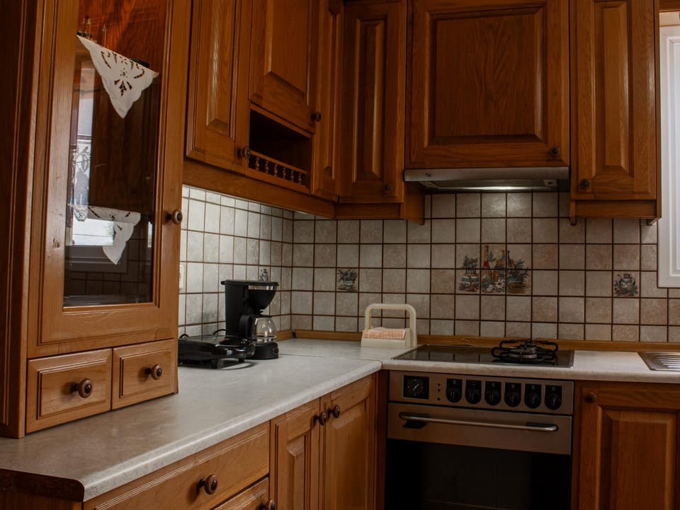 Coffee/tea facilities, Kitchen or kitchenette, stove