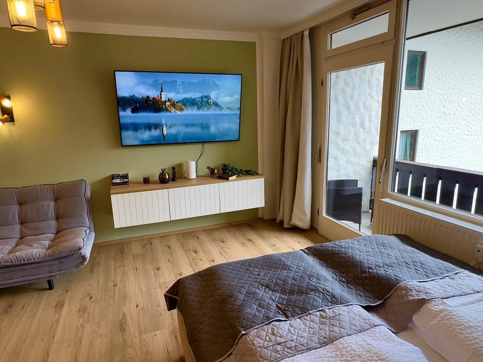 Bed, TV and multimedia, Photo of the whole room