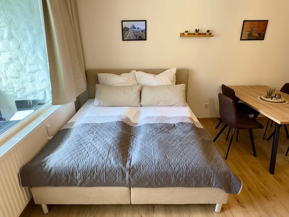 Bed, Photo of the whole room, Seating area, Bedroom